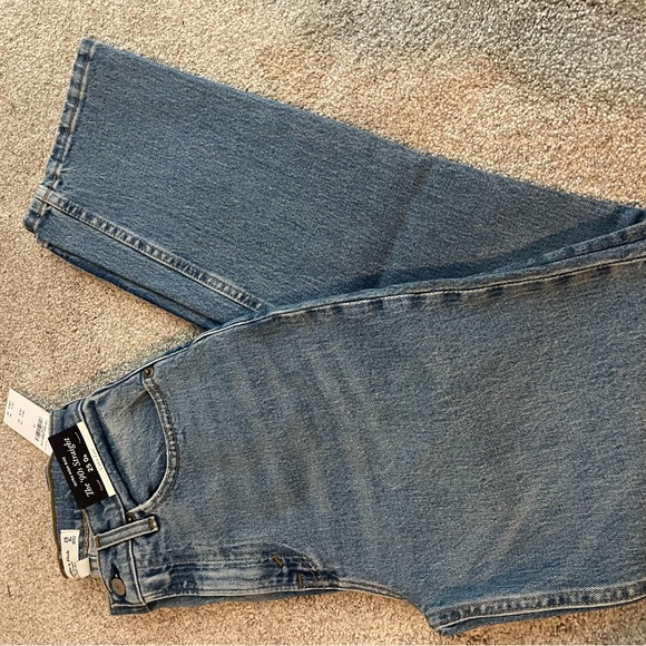 NWT Abercrombie Curve Love Ultra High
Rise 90s Straight Jean Size 25 (0 reg) - Picture 3 of 3